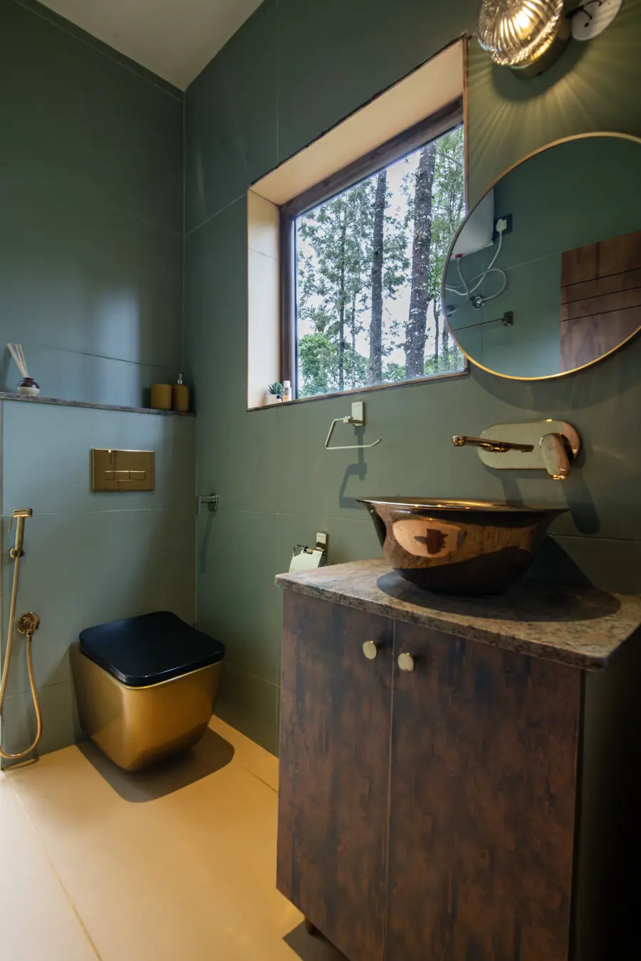 Bathroom with a copper basin and a round mirror